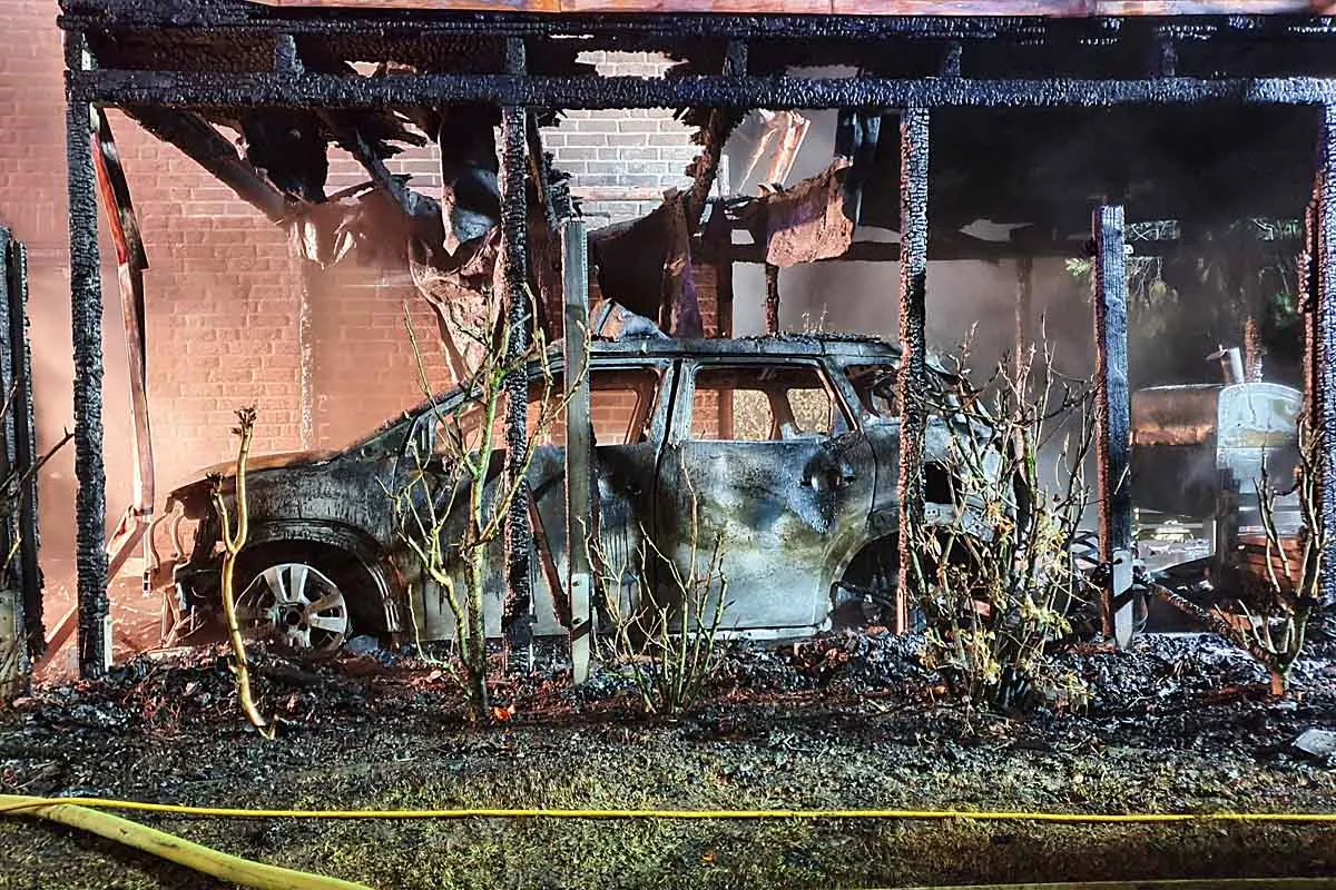 Feuerwehreinsatz in Dorsten - Carport-Brand greift auf Wohngebäude über