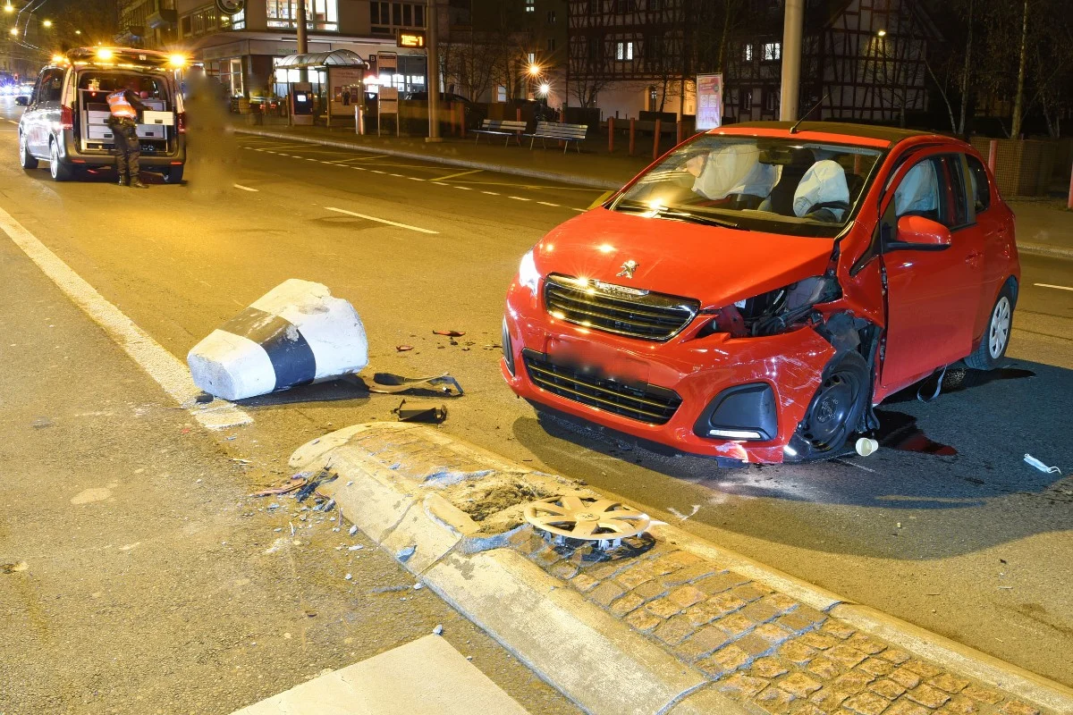 Stadt Luzern - Auto bei Selbstunfall auf die Seite gekippt