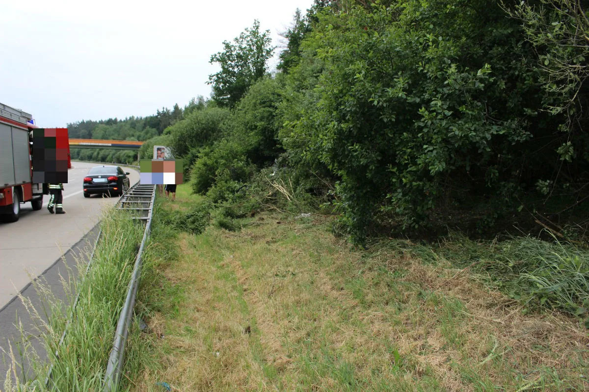 Eingeschlafen und nach Unfall im Wald gelandet