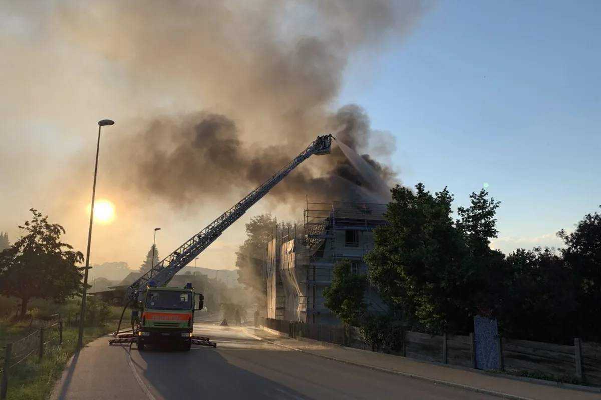 Weiach ZH - Brand verursacht hohen Sachschaden