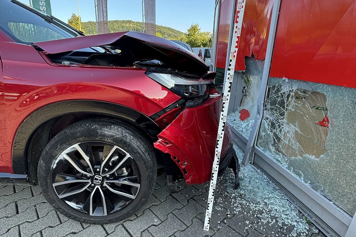 Sissach BL – Lenker prallt in Geschäft