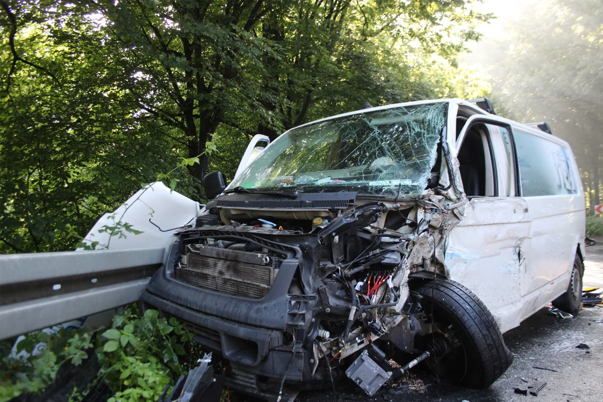 Overath NRW - Zwei Verletzte nach Kollision eines LKW mit Transporter