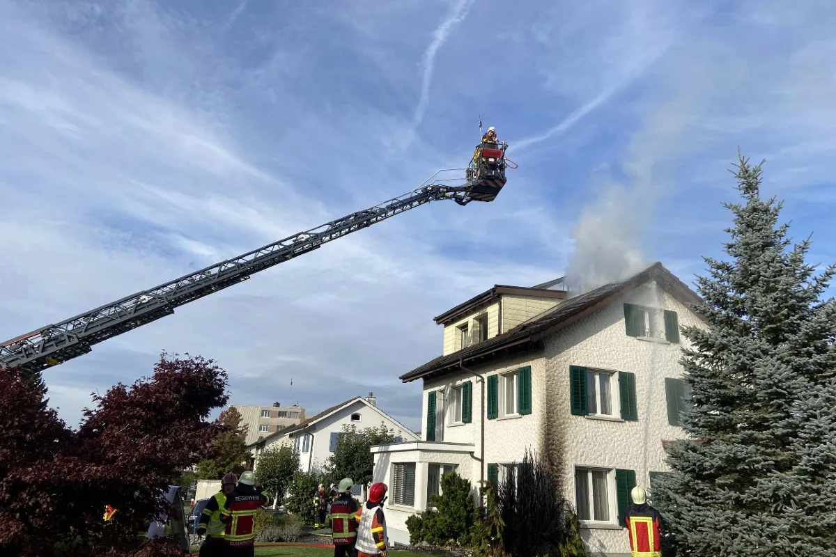Schöftland AG - Dachstock gerät bei Gartenarbeiten in Brand