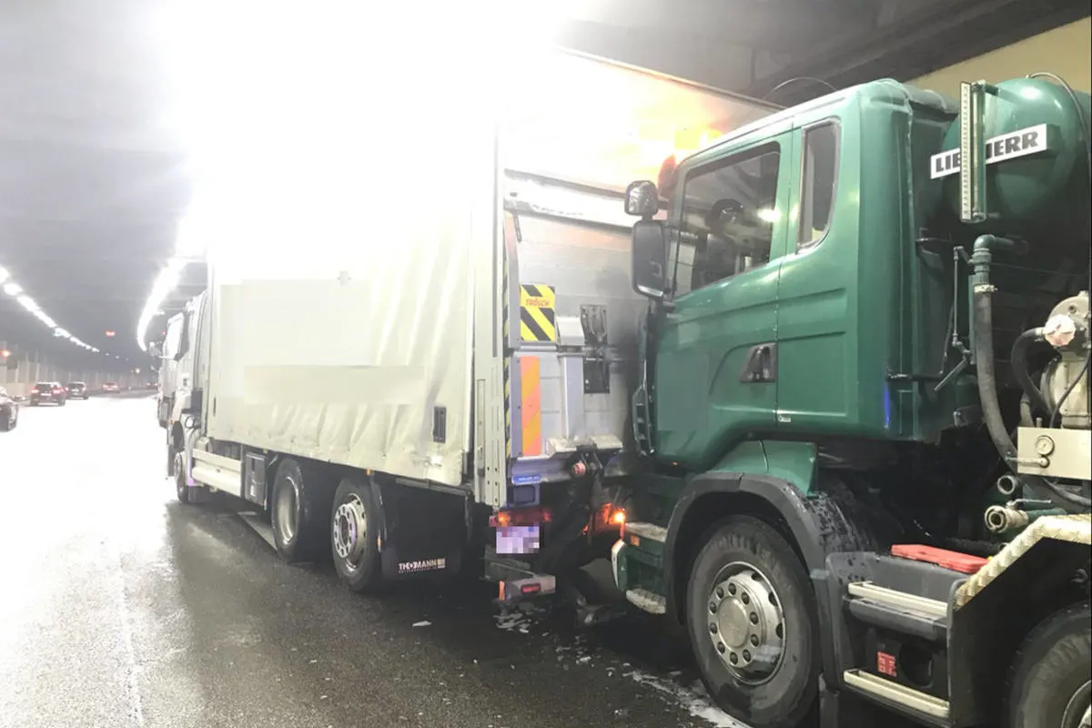A2 Muttenz BL - Auffahrkollision mit drei beteiligten Lastwagen