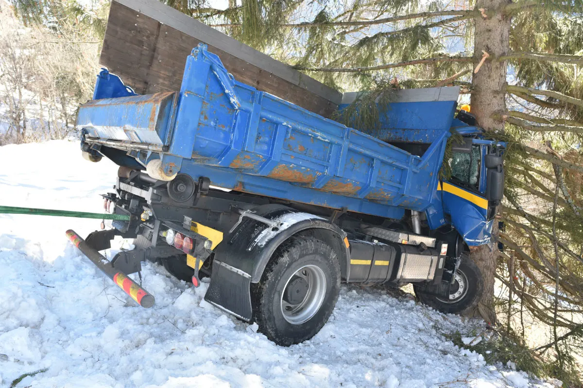Maladers GR - Lastwagen fährt Abhang hinunter