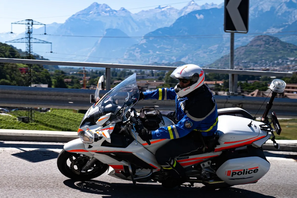 Kantonspolizei Wallis - Spielerischer Blickwinkel auf die Verkehrssicherheit von Motorradfahrern