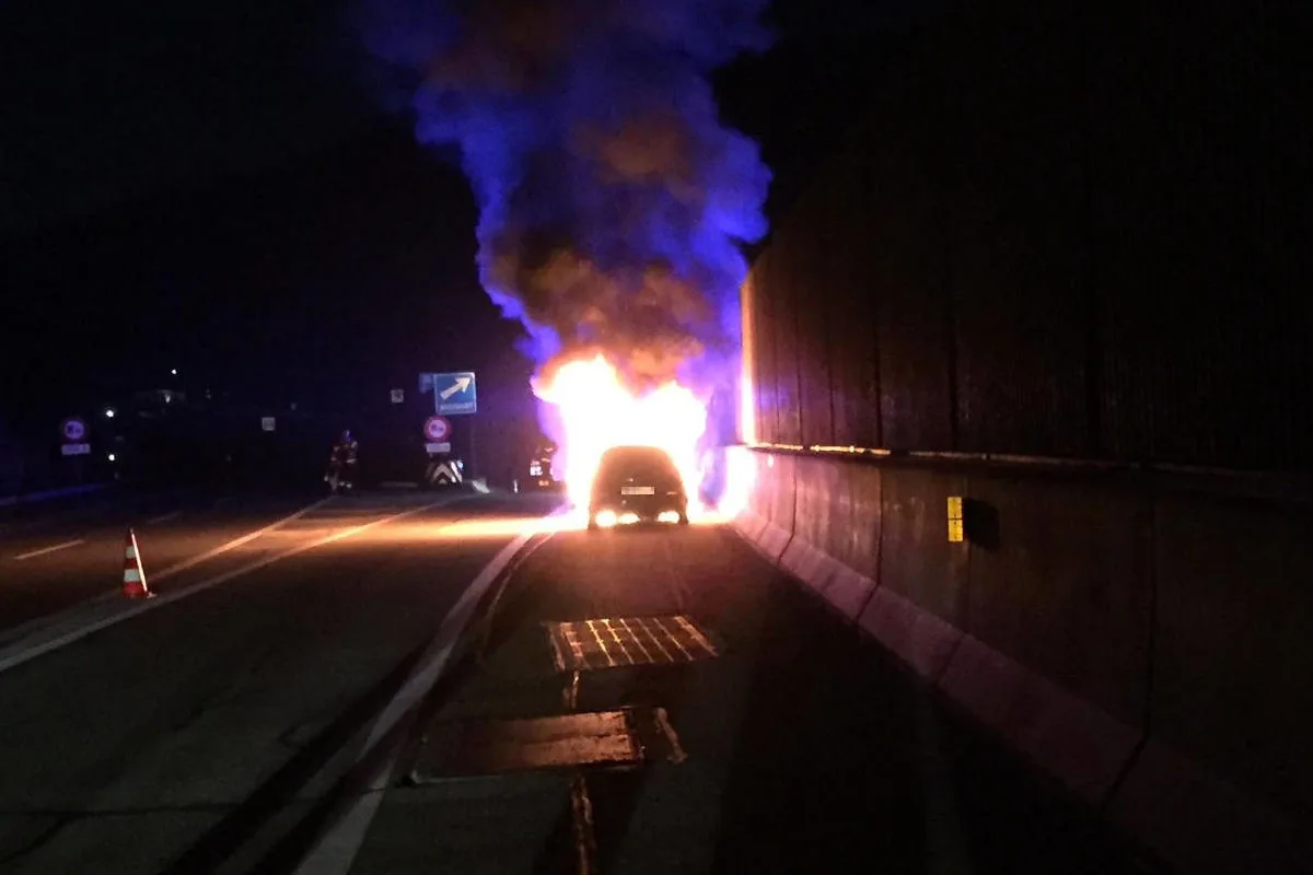 Sissach/A2 BL - Fahrzeug bei Brand komplett zerstört  