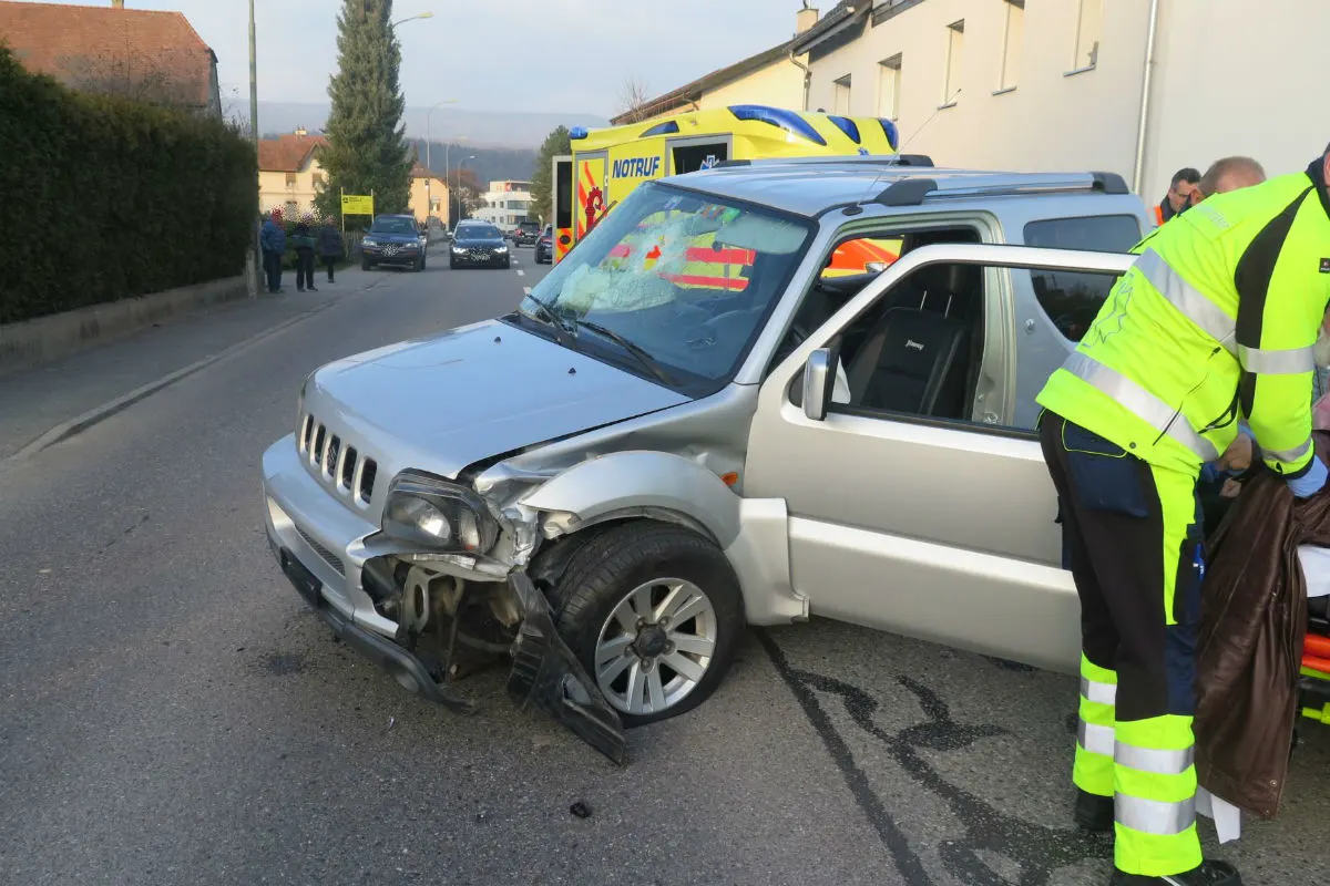 Laufen BL - Kollision zwischen zwei Personenwagen 