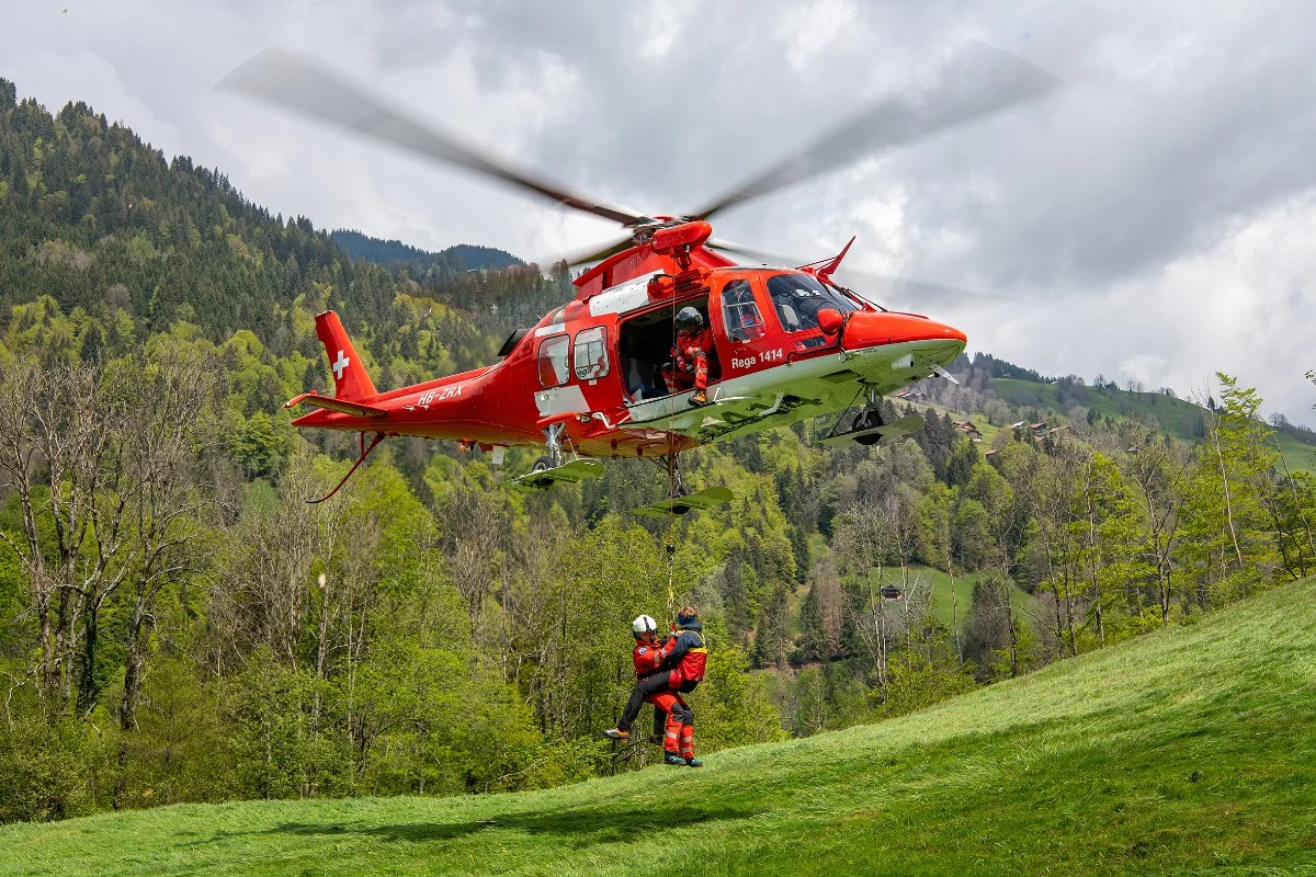Rettung am Uetliberg ZH - Verletzte Frau mit Rettungswinde geborgen