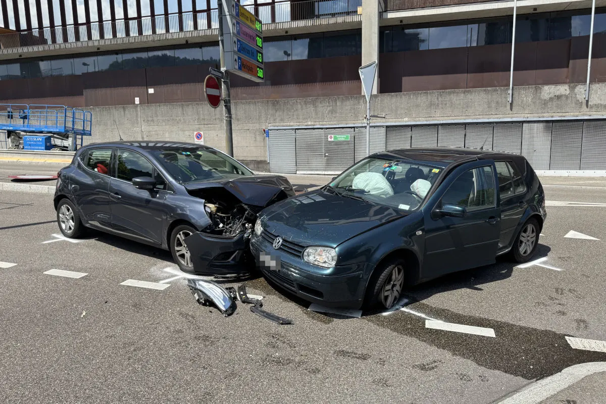 Zwei Fahrzeuge sind bei einem Unfall auf einer Kreuzung frontal kollidiert. Beide Fahrzeuge weisen erhebliche Frontschäden auf.