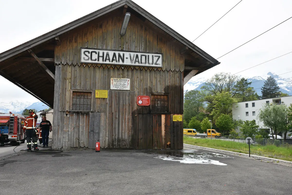 Schaan FL - Feuerwerkskörper entzünden Holzfassade