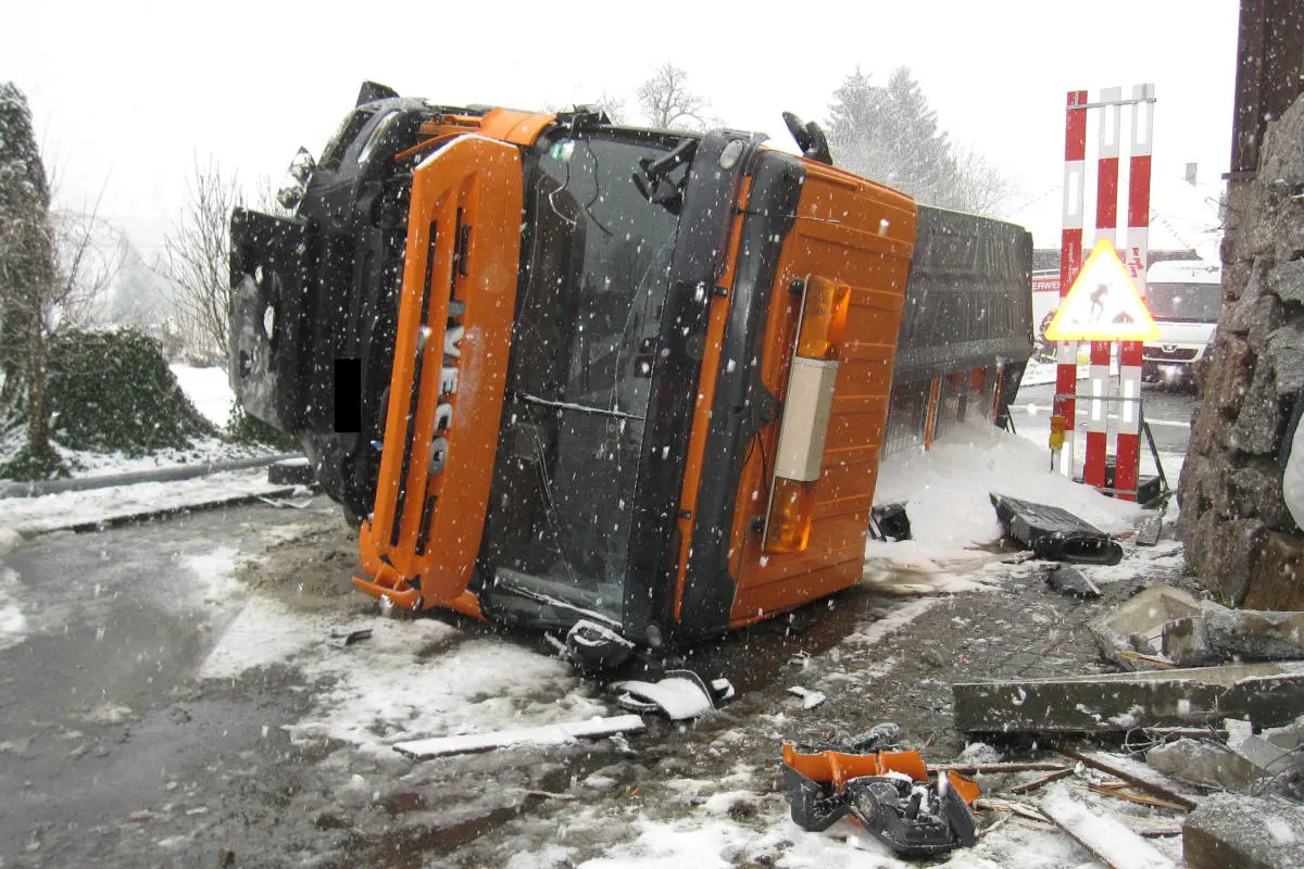 Hägglingen AG - Salzstreuwagen umgekippt