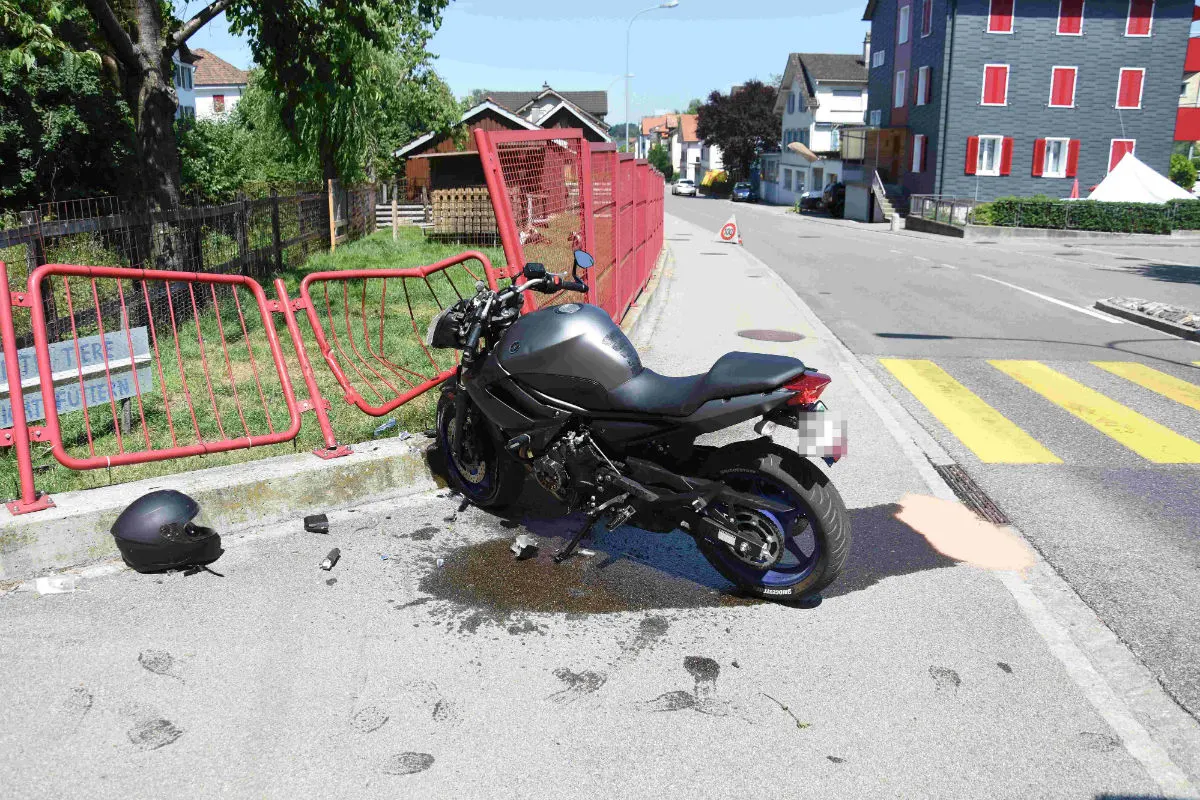 Oberuzwil SG - Motorradfahrer prallt in Metallzaun