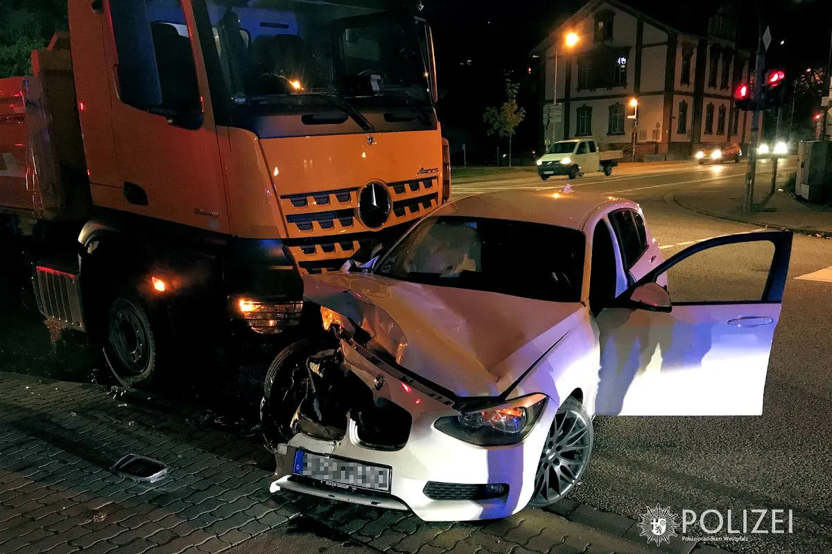Kaiserslautern – Lkw schiebt Pkw nach Kollision rückwärts