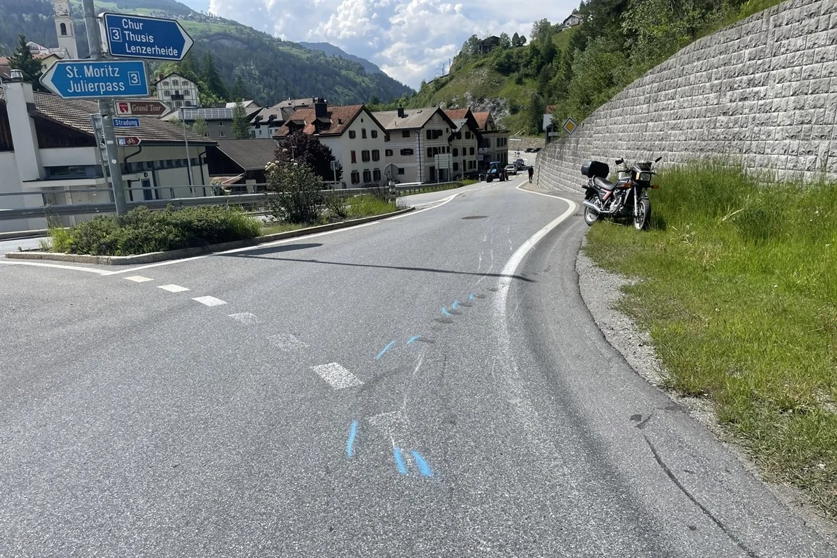 Tiefencastel GR -  Unfall zwischen Motorrad und Lastwagen im Kreisel