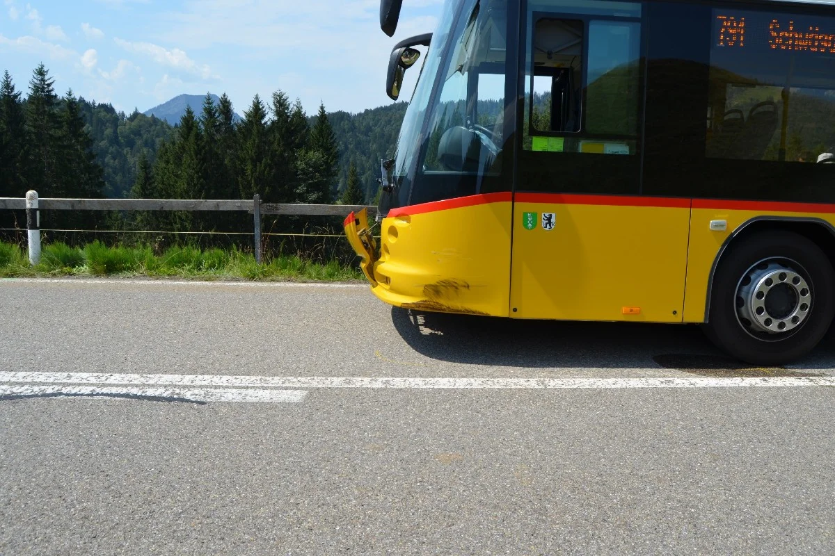 Urnäsch AR - Überholmanöver in Richtung Schwägalp endet mit Streifkollision zwischen Auto und Postauto