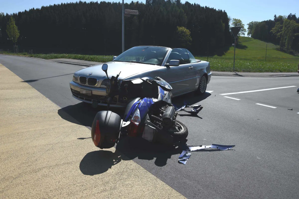 Lömmenschwil SG – Kollision zwischen Auto und Roller