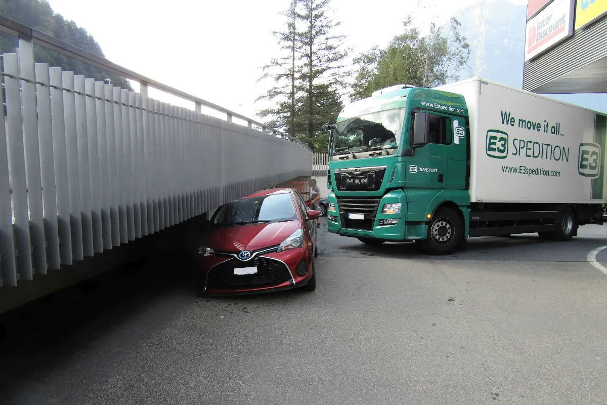 Netstal GL - Auto unter Fussgängerrampe eingeklemmt