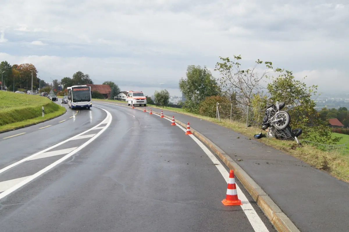 Unfall Baar ZG  - 55-jähriger Motorradlenker bei Selbstunfall verletzt