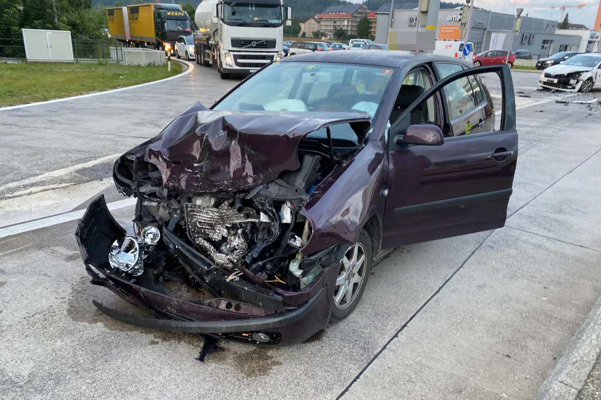 Rheinfelden AG – Vortrittmissachtung befördert 2 Personen ins Spital