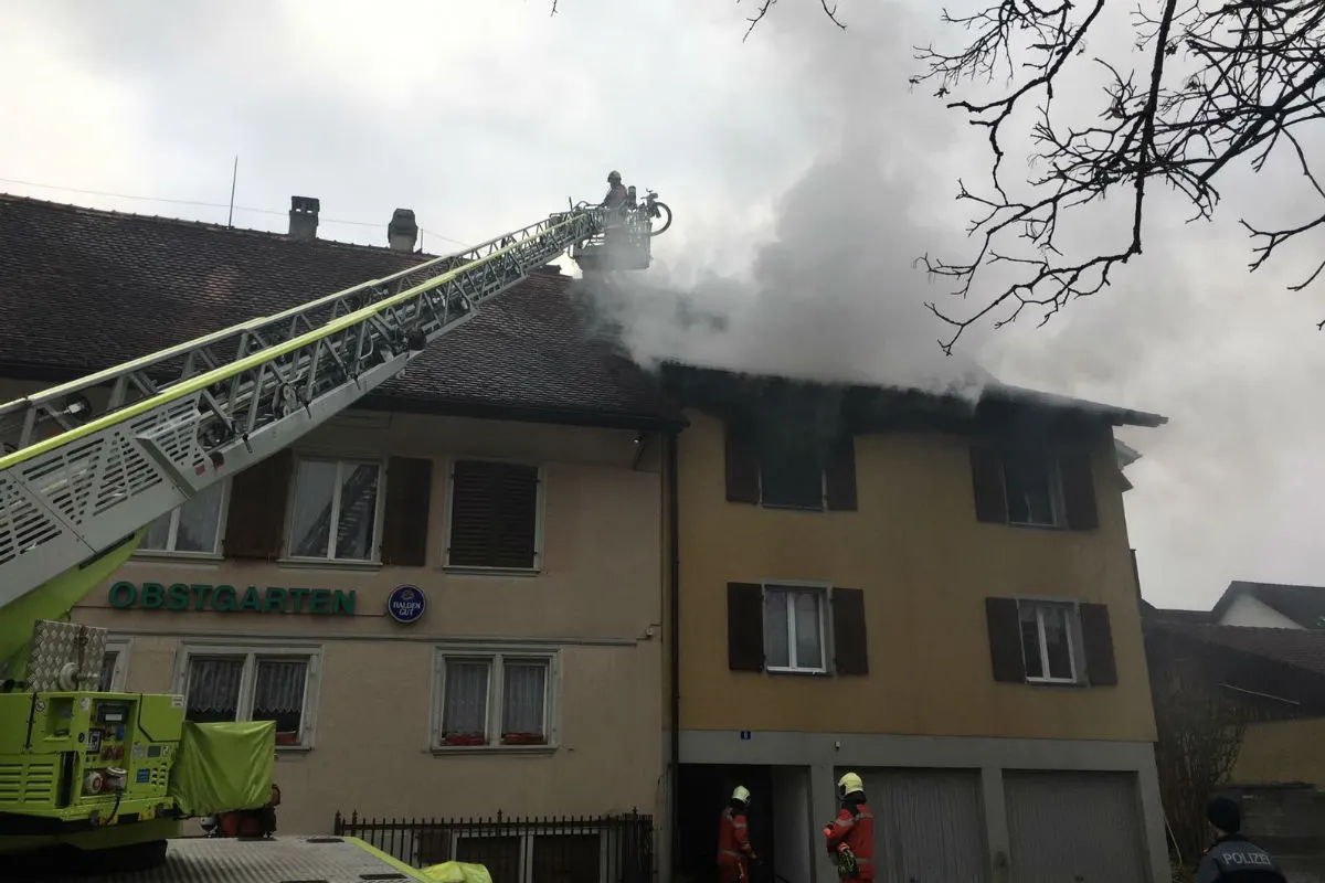 Wiesendangen ZH - Verletzter bei Brand in Mehrfamilienhaus 