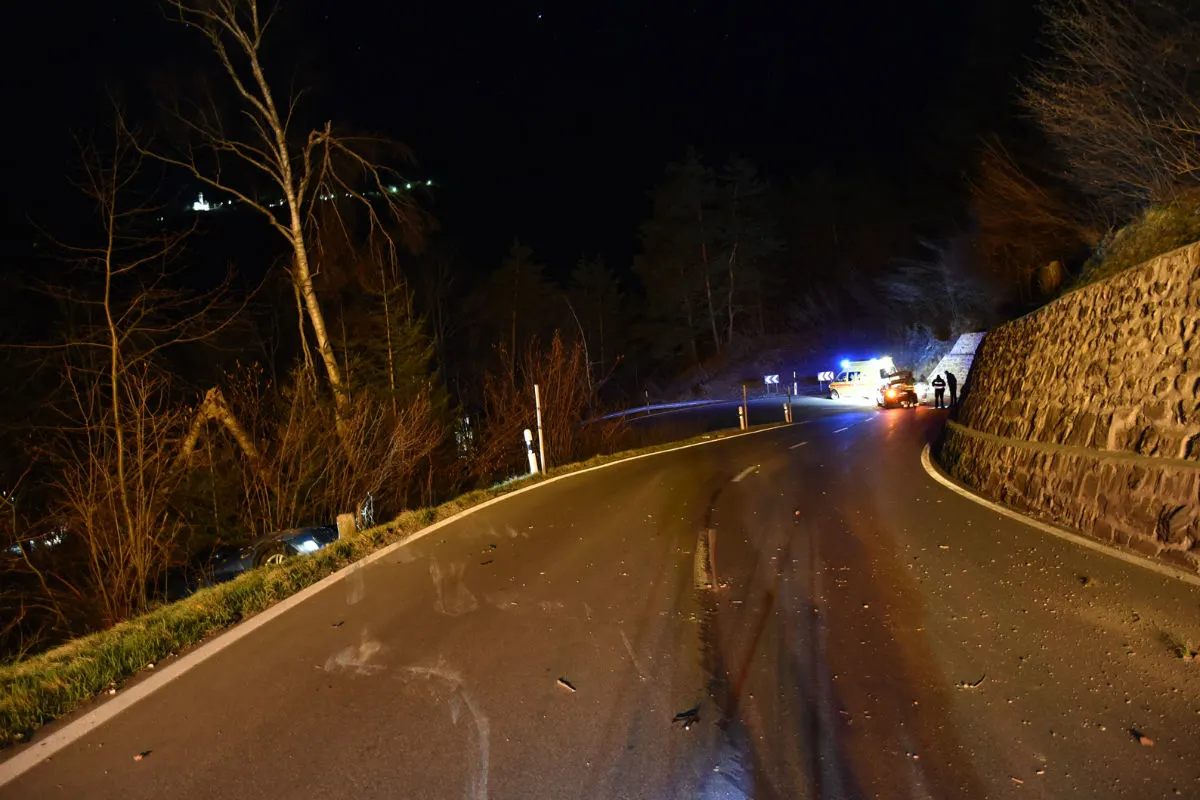 Tiefencastel GR - Auto prallt gegen Stützmauer