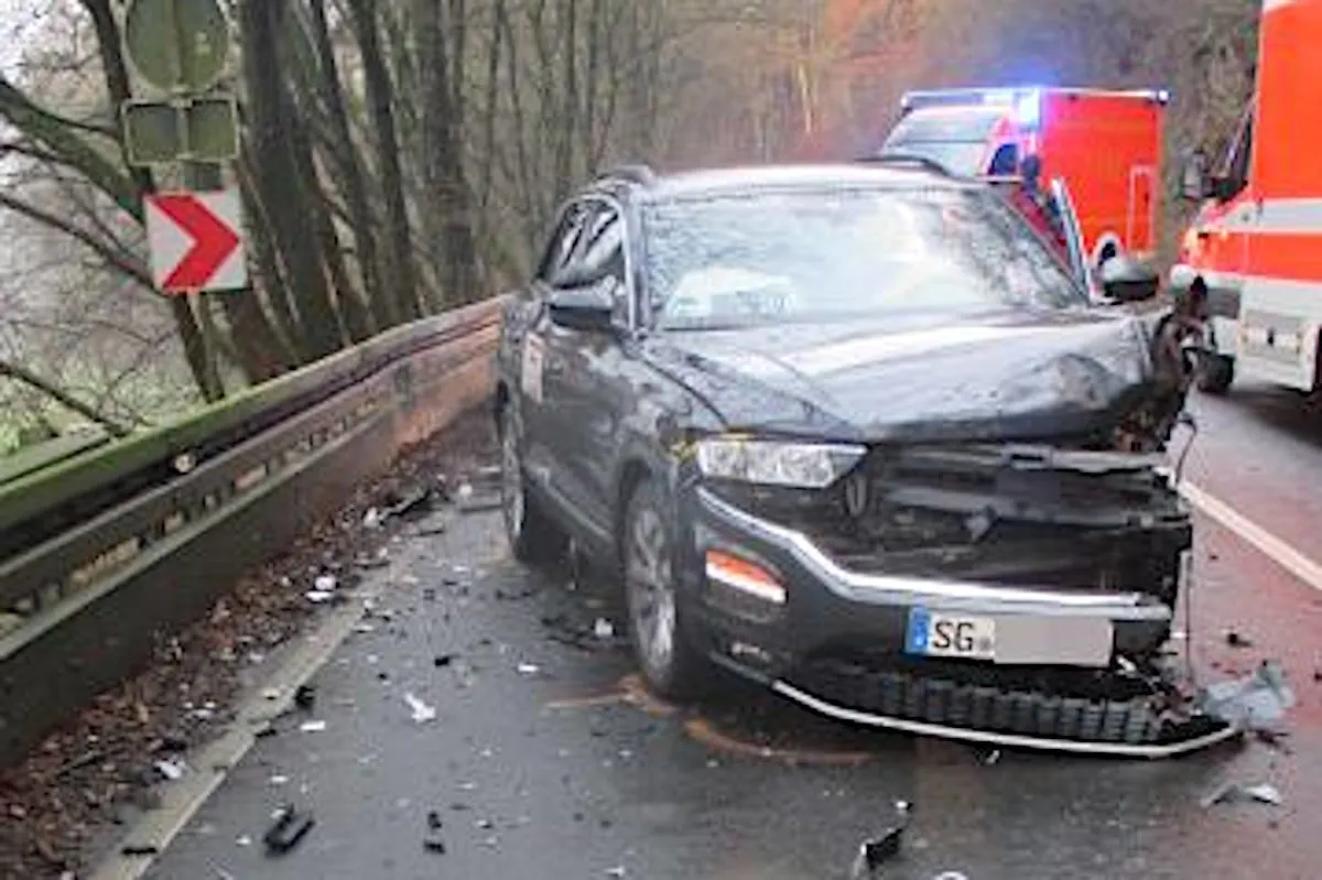 Wermelskirchen - Fahranfängerin kracht in Fahrschulwagen