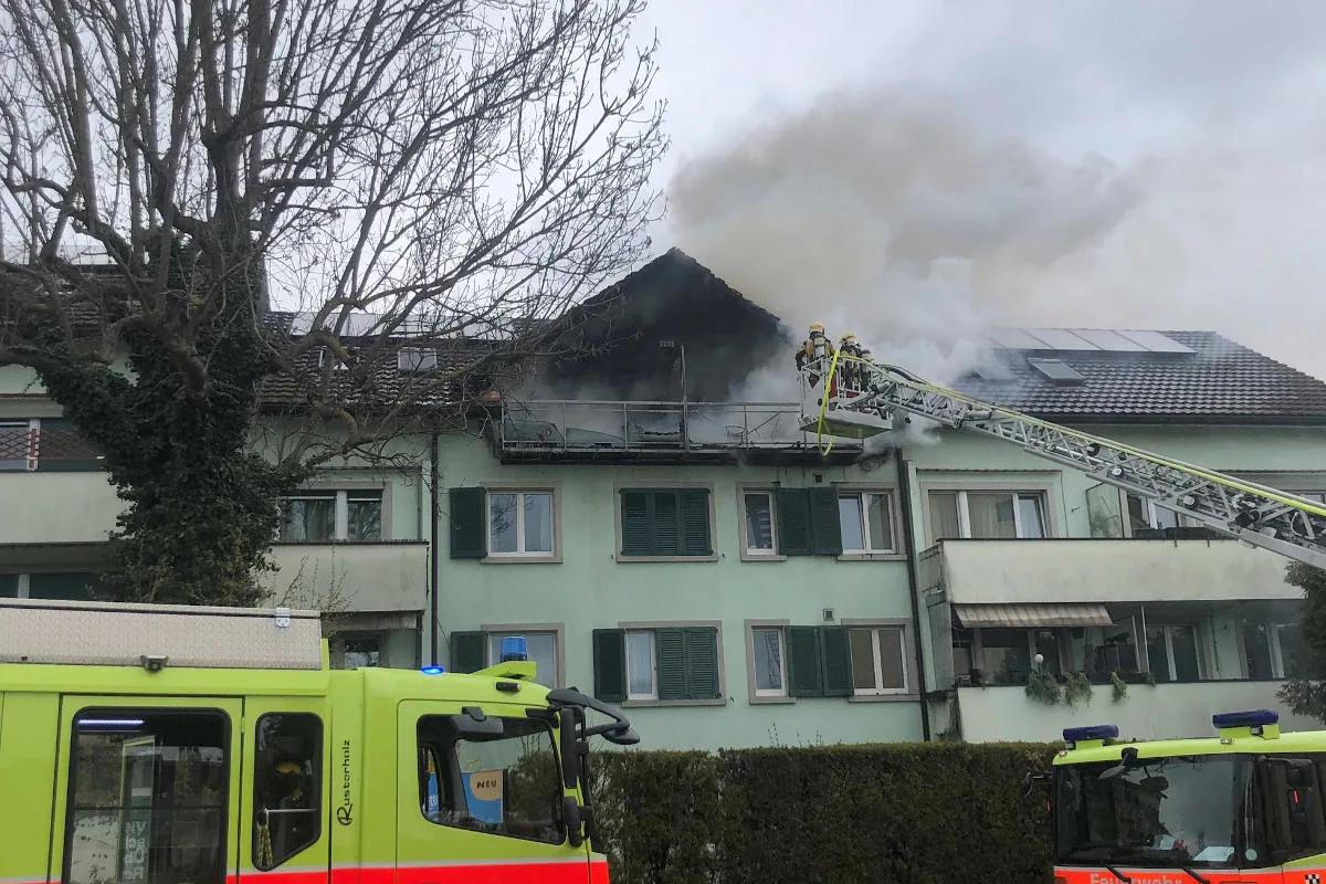 Schwerzenbach ZH – Wohnungsbrand in einem Mehrfamilienhaus