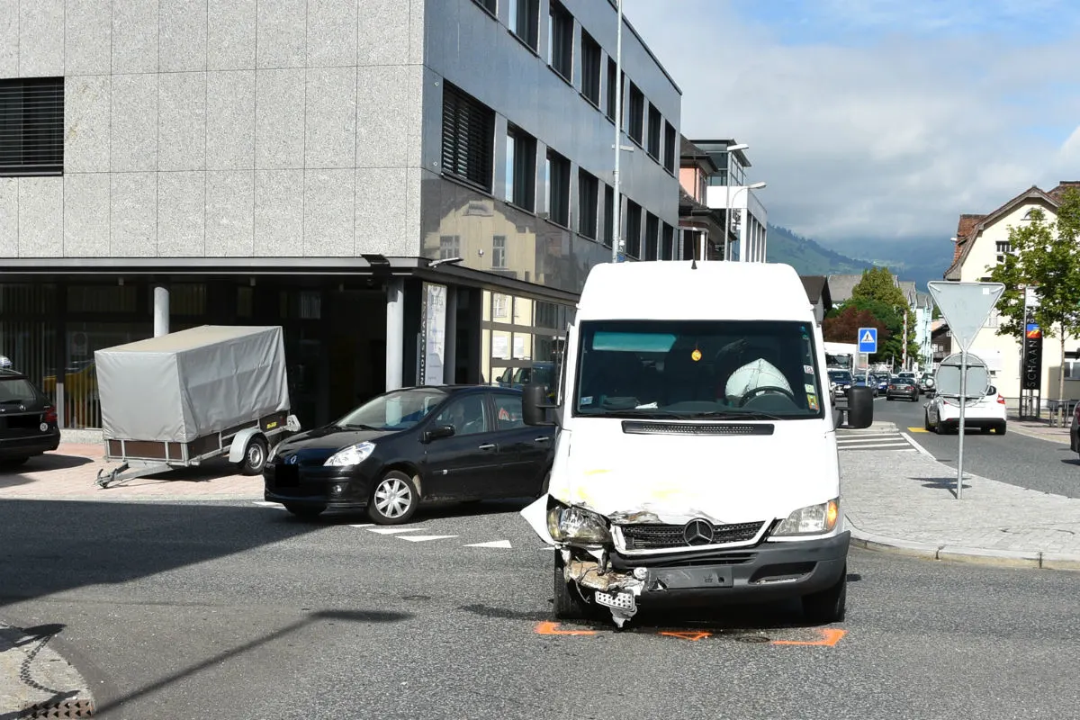 Schaan FL - Lieferwagen stösst mit Auto zusammen