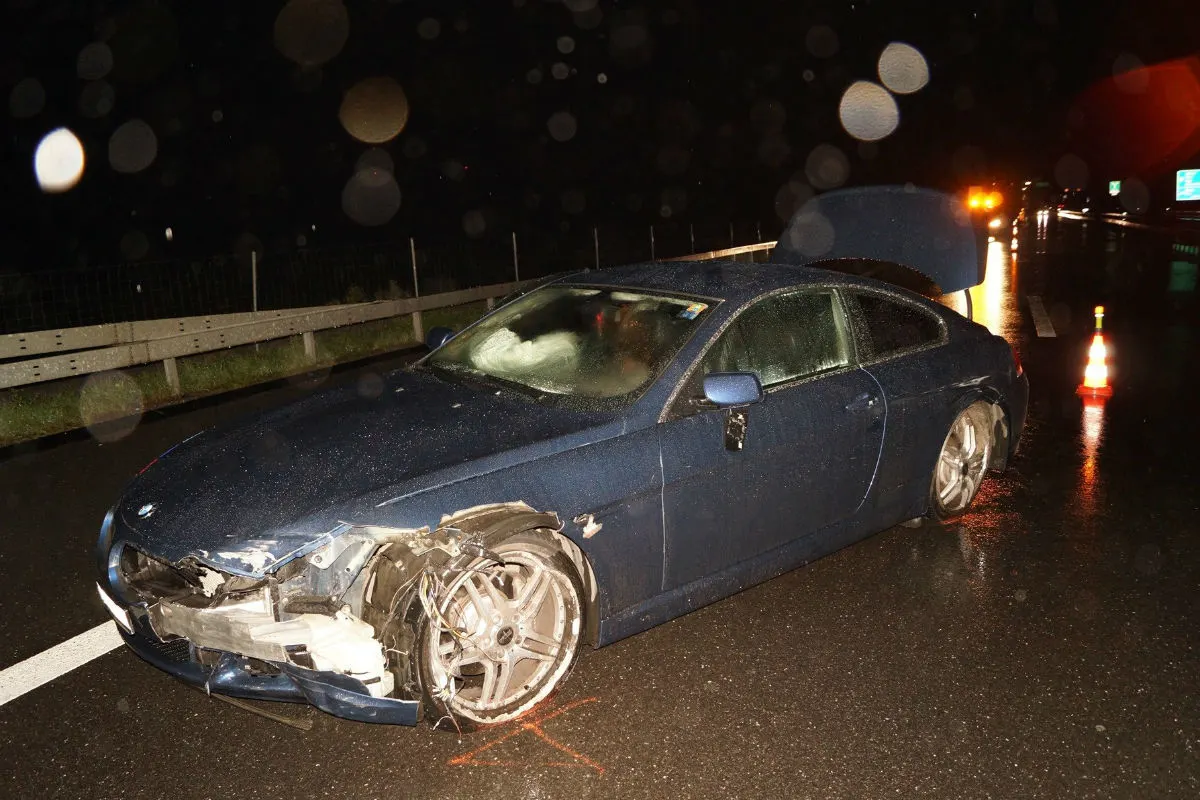 Cham ZG - Mit dem Auto auf der Autobahn in die Leitplanke geprallt
