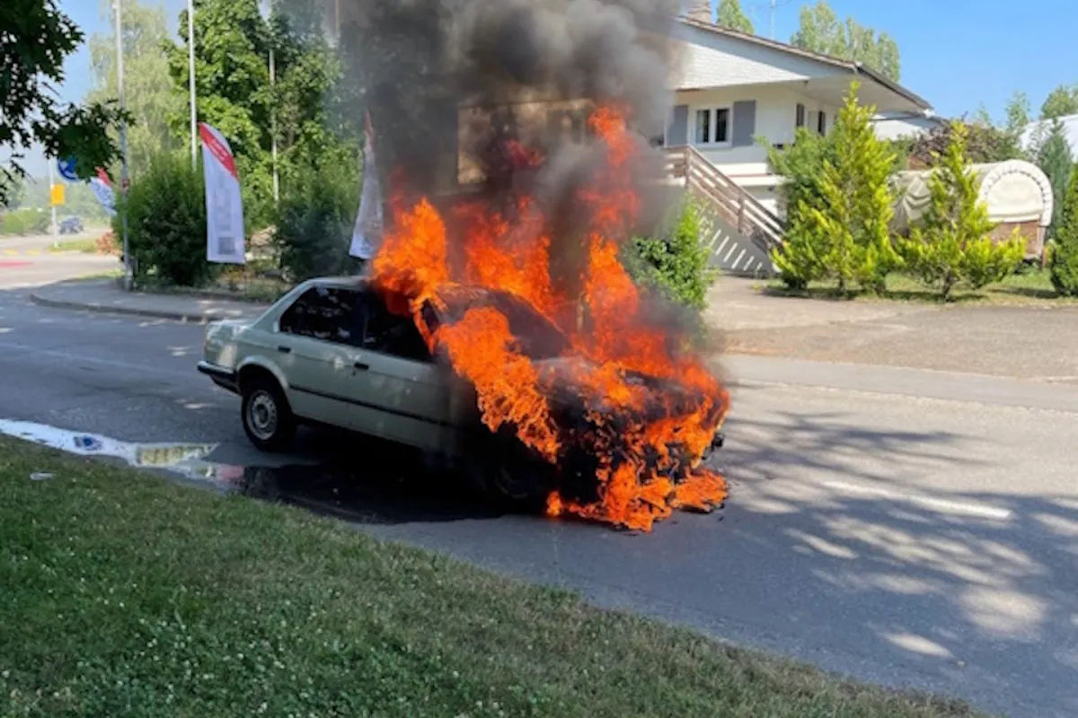 Fahrzeugbrand in Estavayer-le-Lac FR – Auto fängt während Fahrt Feuer