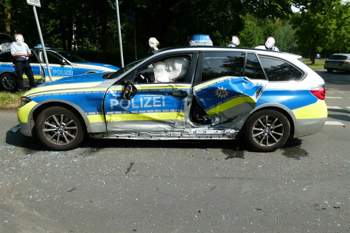 Polizei bei Verfolgungsjagd in Unfall verwickelt!