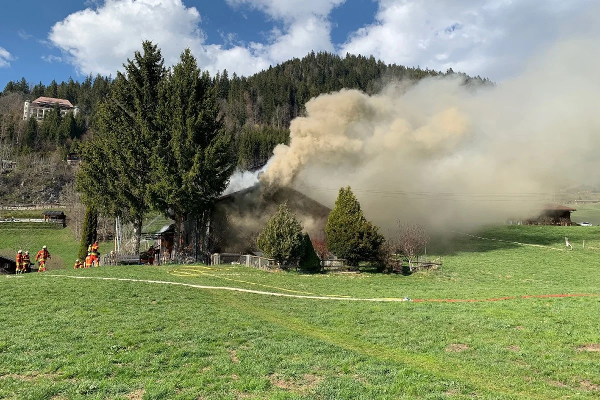 Saanen BE - Mehrfamilienhaus bei Brand komplett zerstört
