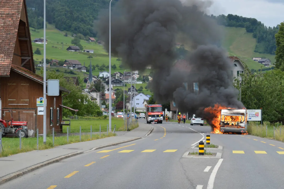 Stans NW - Wohnwagen gerät in Vollbrand