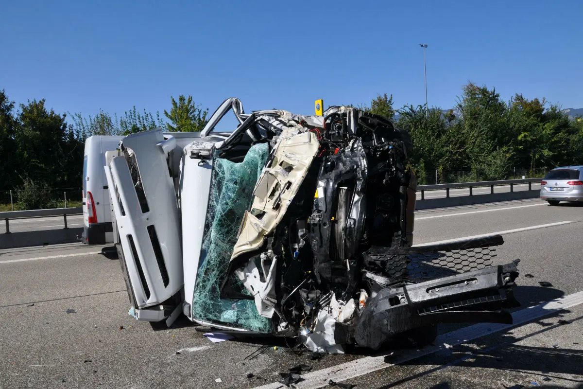 A1 bei Derendingen SO -  Lieferwagen prallt in Unterhaltsfahrzeug und überschlägt sich