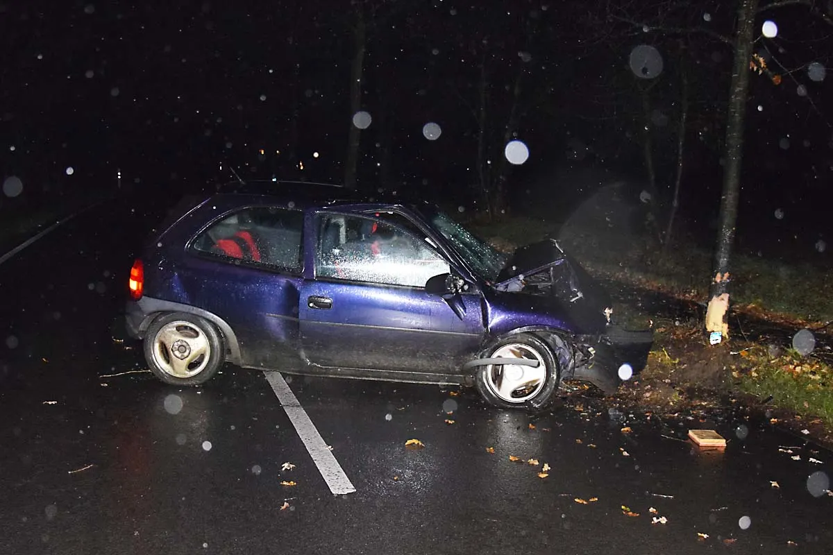 Unter Alkoholeinfluss in Löhne - Opel Corsa prallt gegen Straßenbaum!