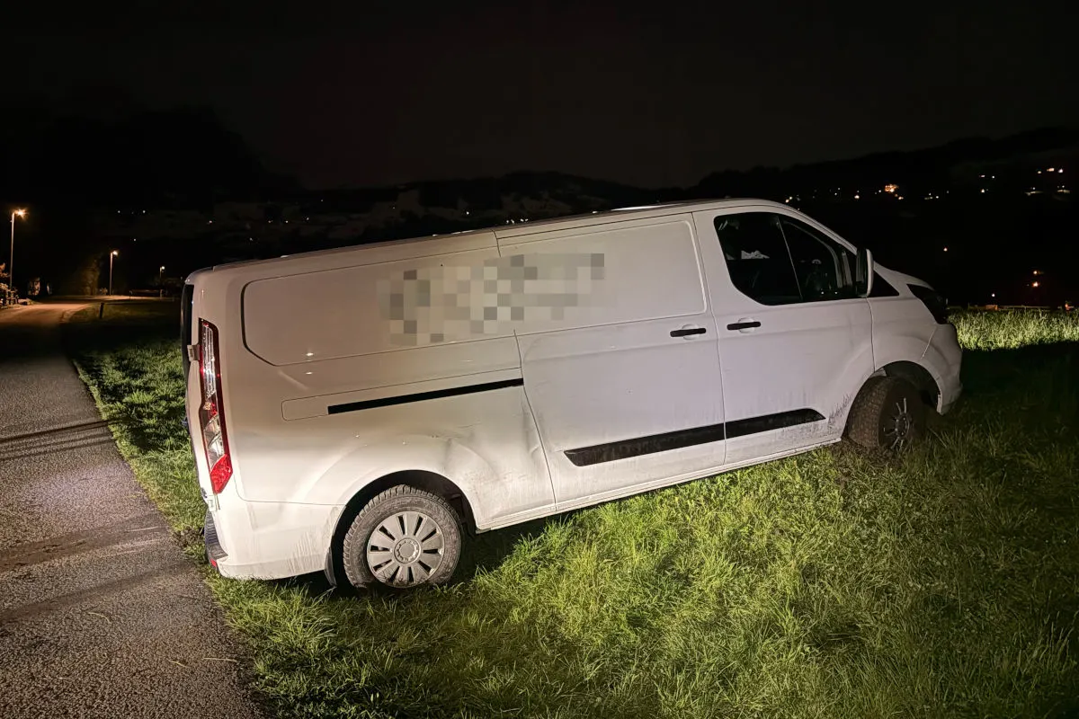 Gams SG – Lieferwagen landet nach Unfall in Wiese