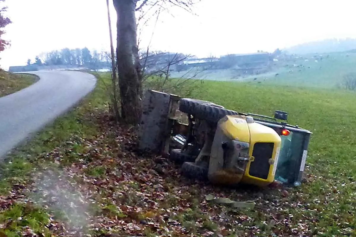Mit über 3,2 Promille in Reichshof - Betrunken mit Radlader auf die Seite gekippt!