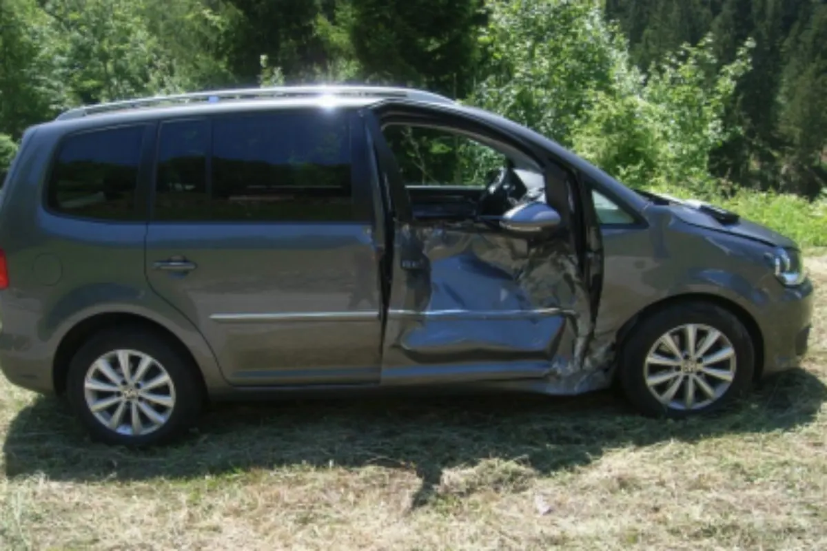 Spiringen UR - Stein rollt auf Strasse und prallt gegen Auto – eine Person verletzt