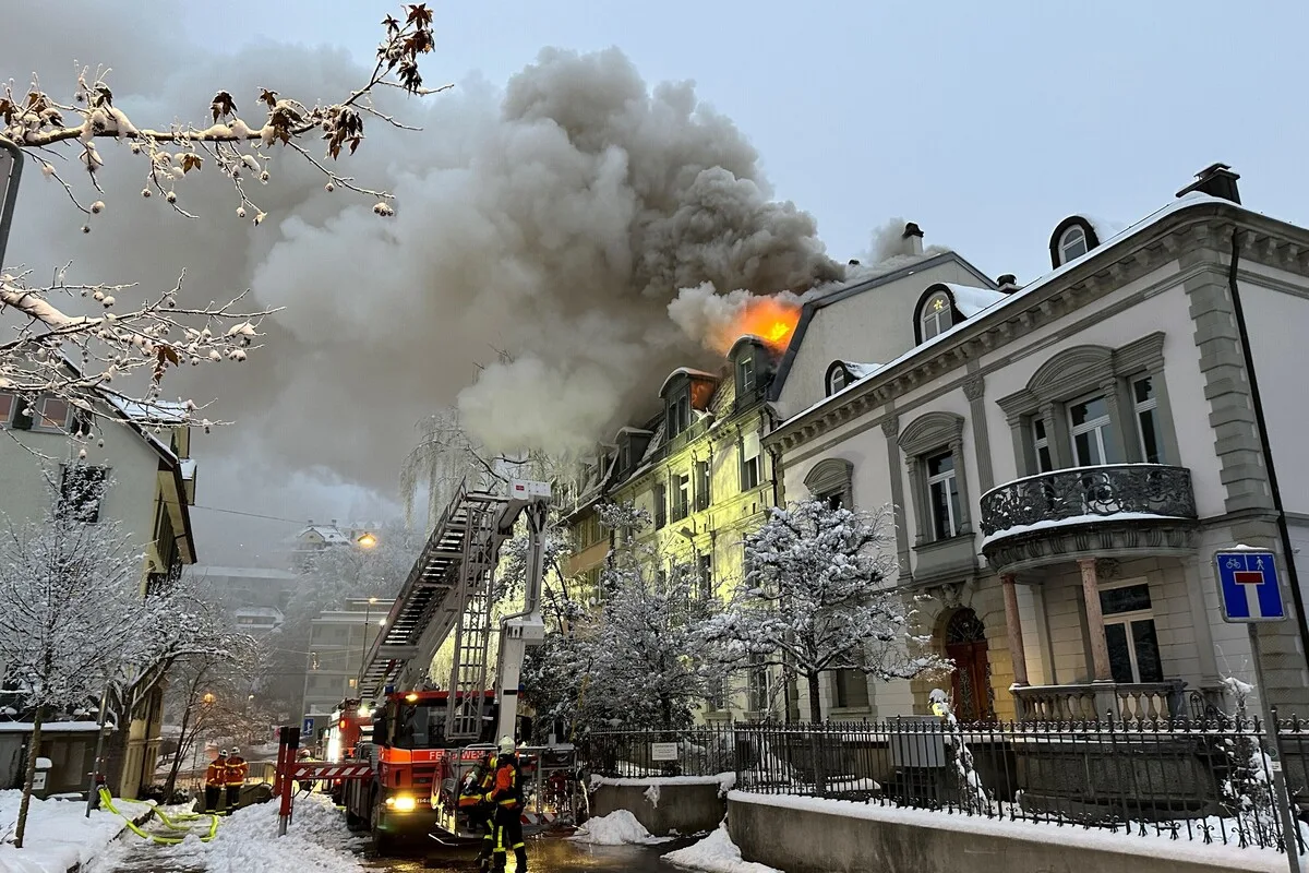 St.Gallen - Brand eines Dachstockes aufgrund von Enteisungsarbeiten 