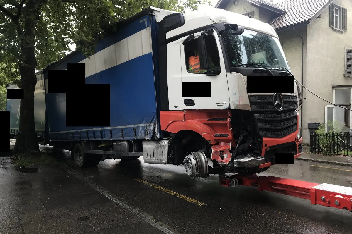 Neuhausen am Rheinfal SH - Alleinunfall mit Anhängerzug