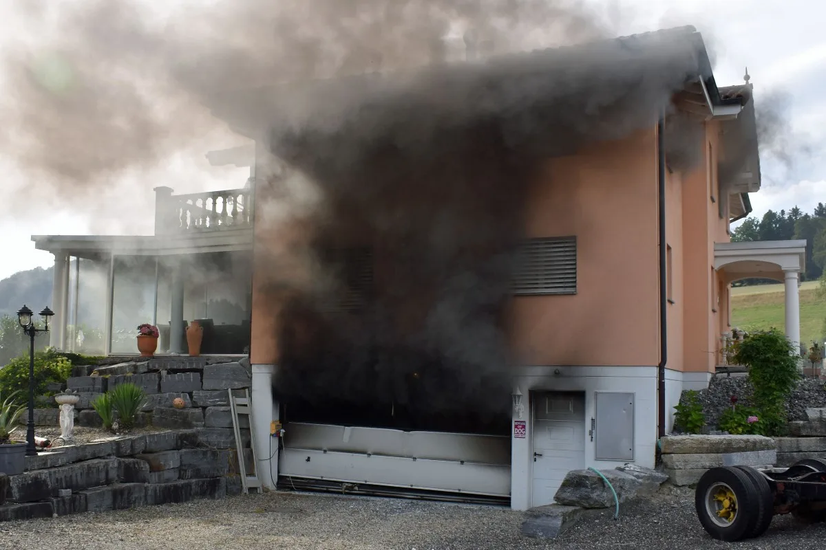 Grosseinsatz der Blaulichter in Gettnau LU - Brand in einer Garage eines Wohnhauses – Explosion während Löscharbeiten!