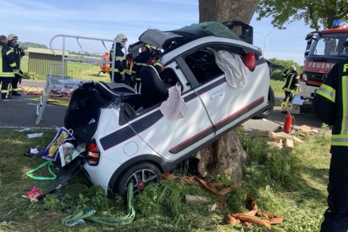Gemarkung Grundoldendorf - 18-Jährige nach heftigem Unfall schwer verletzt 