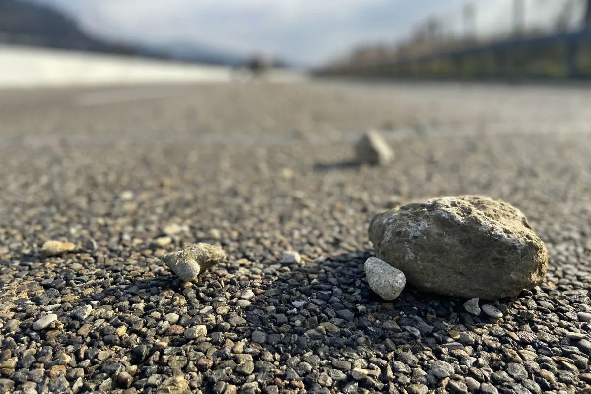Lausen BL - Lastwagen verliert grosse Menge Schottersteine – A22 musste  gesperrt werden!