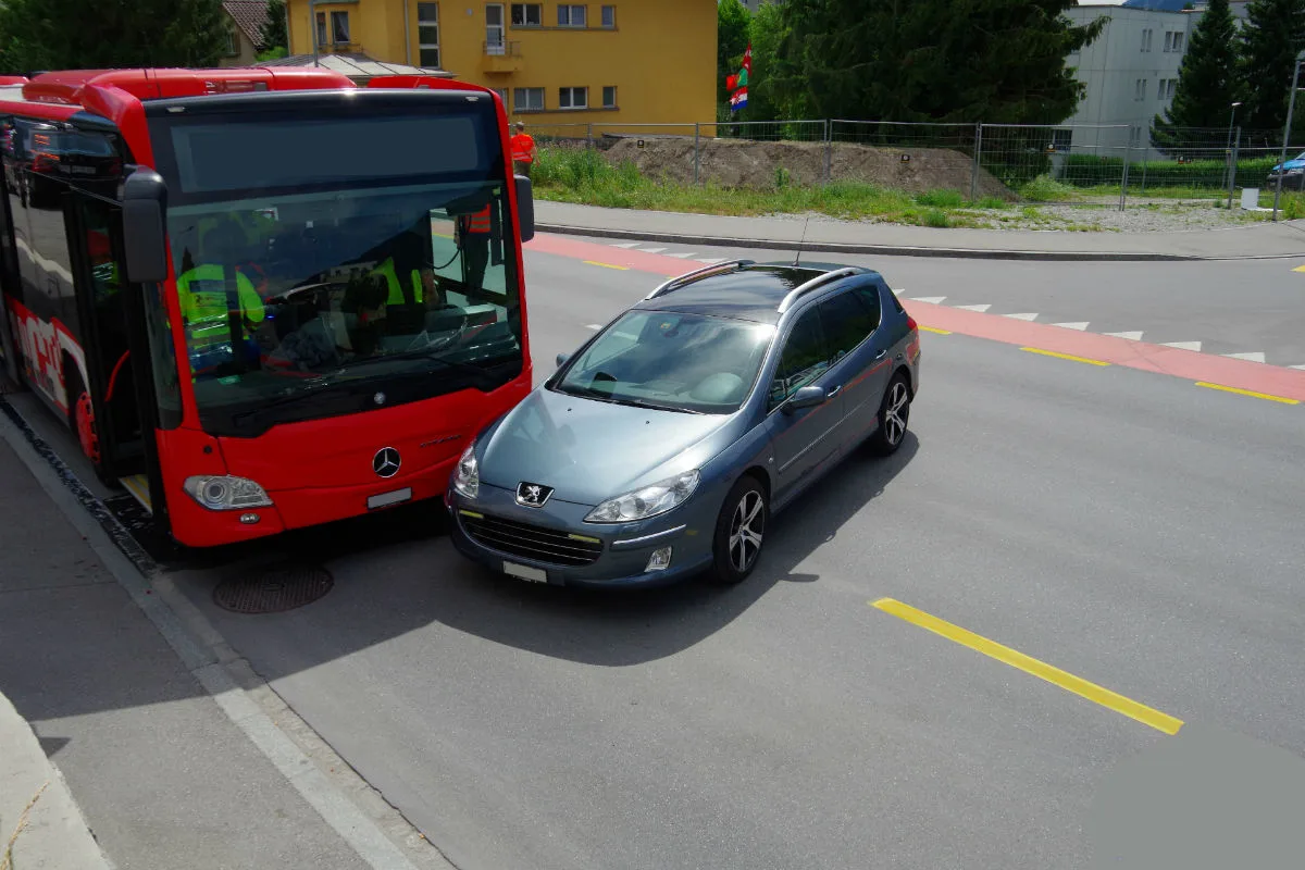 Chur GR - Kollision zwischen Personenwagen und Stadtbus