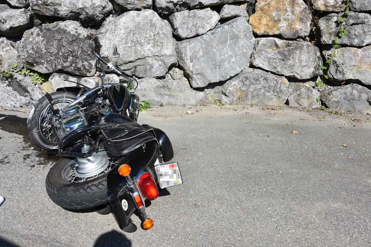Gähwil SG - Motorrad kracht frontal in Mauer - Biker tot