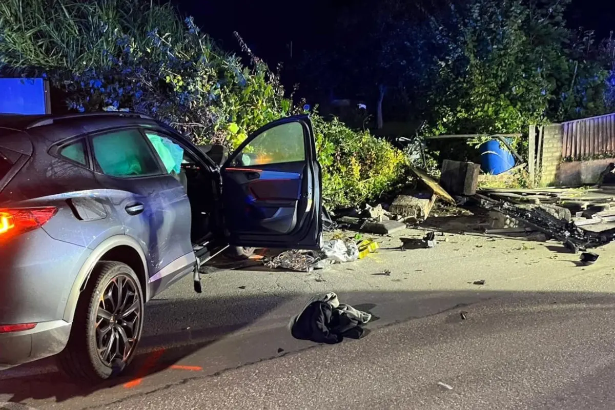 Kremsmünster OÖ – Lenker prallt bei Unfall gegen Gartenmauer