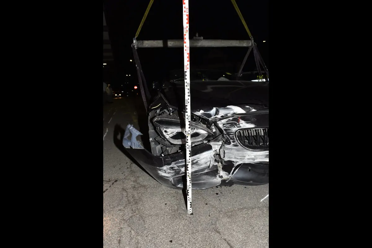 Wetzikon ZH – Junglenker mit Auto gegen Mauer geprallt