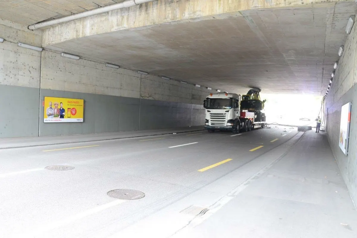 Frenkendorf BL - Lastwagen bleibt unter Brücke stecken
