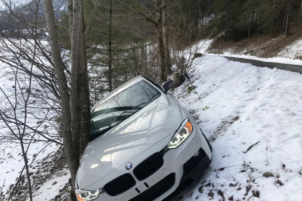 Riedern GL - Mit dem BMW von der Strasse abgekommen